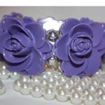 Браслет новый на резинке сиреневый фиолетовый розы пластик бижутерия украшение женский летний