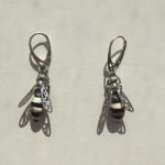 Серьги пчела бижутерия украшение металл под золото камни натуральные сережки женские мода стиль топ